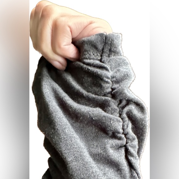 Large Puma athletic hoodie with a kangaroo pocket, ruching detail on the wrist - Picture 6 of 8